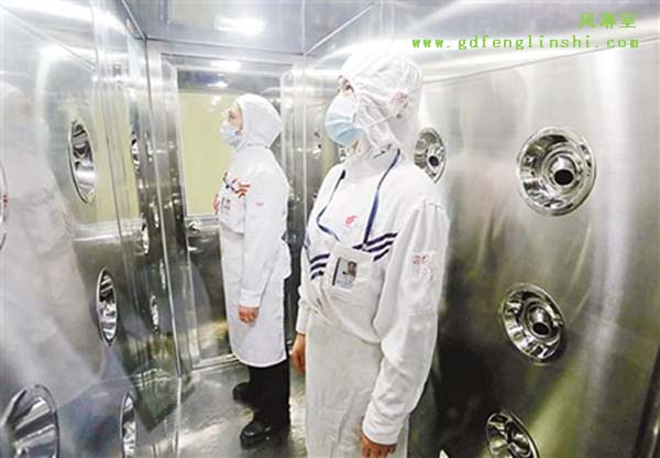 工作人员在风淋室内除尘净化 工作人员在风淋室内除尘净化