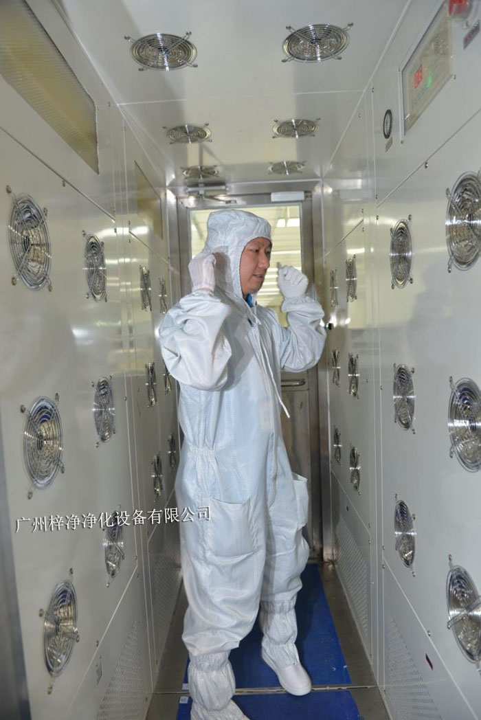风淋室不仅可以为工作人员提供清洁的空气环境,还可以对物料进行净化处理。 风淋室不仅可以为工作人员提供清洁的空气环境,还可以对物料进行净化处理。
