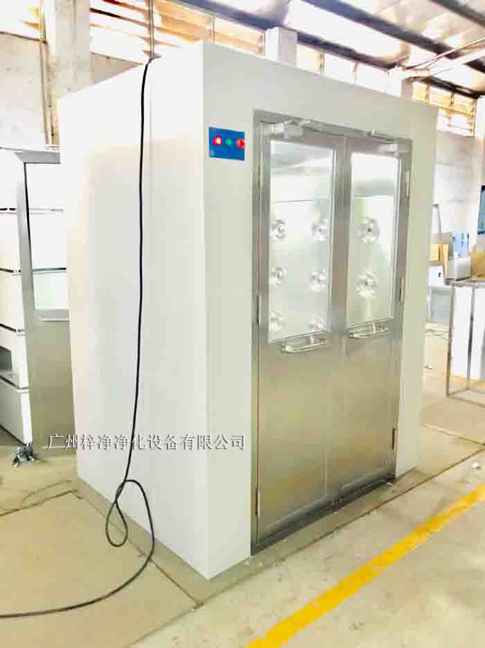 风淋室是一种密闭的净化设备,主要由外壳、风淋喷嘴、风机、空气过滤器、控制系统等部分组成。 风淋室是一种密闭的净化设备,主要由外壳、风淋喷嘴、风机、空气过滤器、控制系统等部分组成。