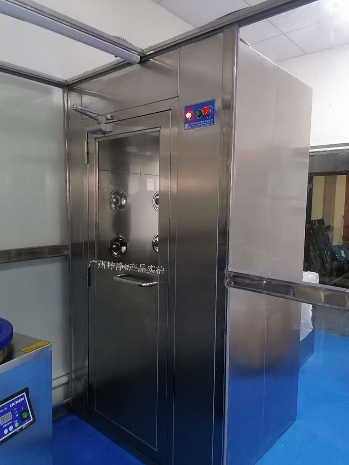 风淋室作为一种重要的洁净室设备,其内部使用的初效过滤器和高效过滤器发挥着至关重要的作用。 风淋室作为一种重要的洁净室设备,其内部使用的初效过滤器和高效过滤器发挥着至关重要的作用。