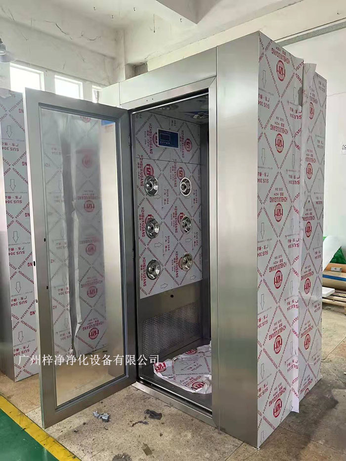 风淋室的主要功能是通过高速气流将尘埃和污物吹离工作人员的衣物和身体,从而确保进入洁净室的环境符合规定的洁净度标准。 风淋室的主要功能是通过高速气流将尘埃和污物吹离工作人员的衣物和身体,从而确保进入洁净室的环境符合规定的洁净度标准。