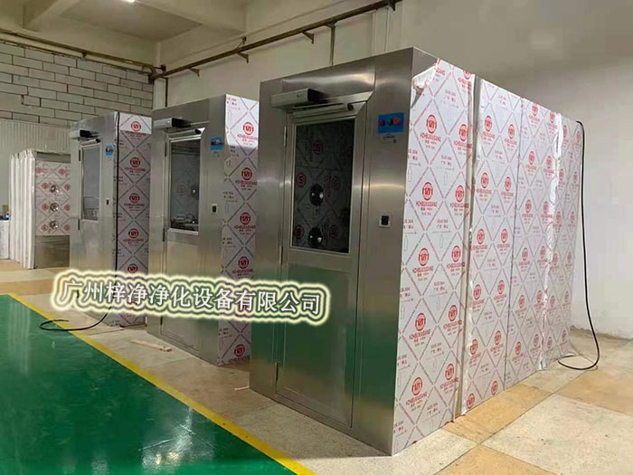 风淋室通过高速气流将尘埃吹离工作人员的衣物和头发,有效降低了进入洁净室内的尘埃量,从而维护了洁净室内的空气质量。 风淋室通过高速气流将尘埃吹离工作人员的衣物和头发,有效降低了进入洁净室内的尘埃量,从而维护了洁净室内的空气质量。