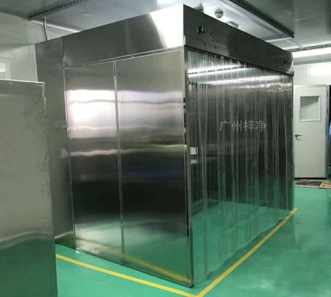负压称量罩内空气经初效过滤器、由离心风机压入静压箱,在经高效过滤器后从气流扩散送风单元出风面吹出,洁净空气以均匀的断面风速流经工作区,从而形成高洁净的工作环境。 负压称量罩内空气经初效过滤器、由离心风机压入静压箱,在经高效过滤器后从气流扩散送风单元出风面吹出,洁净空气以均匀的断面风速流经工作区,从而形成高洁净的工作环境。