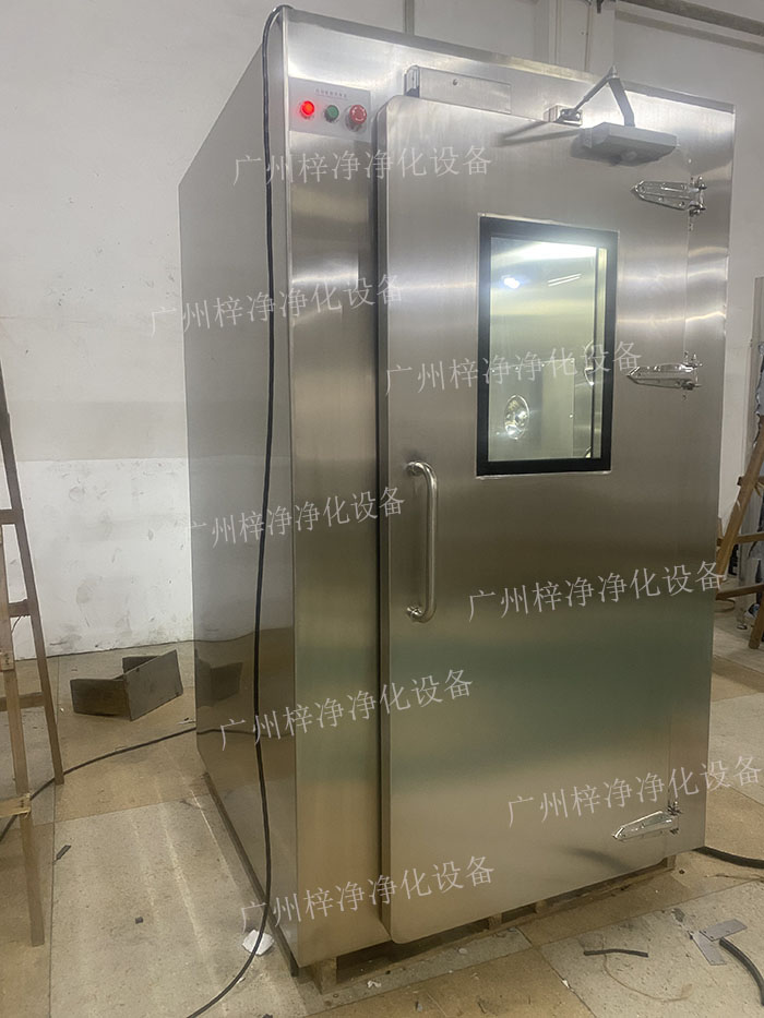 高端满焊风淋室采用满焊接工艺,无缝连接,防止尘埃进入,确保洁净室的空气质量。 高端满焊风淋室采用满焊接工艺,无缝连接,防止尘埃进入,确保洁净室的空气质量。
