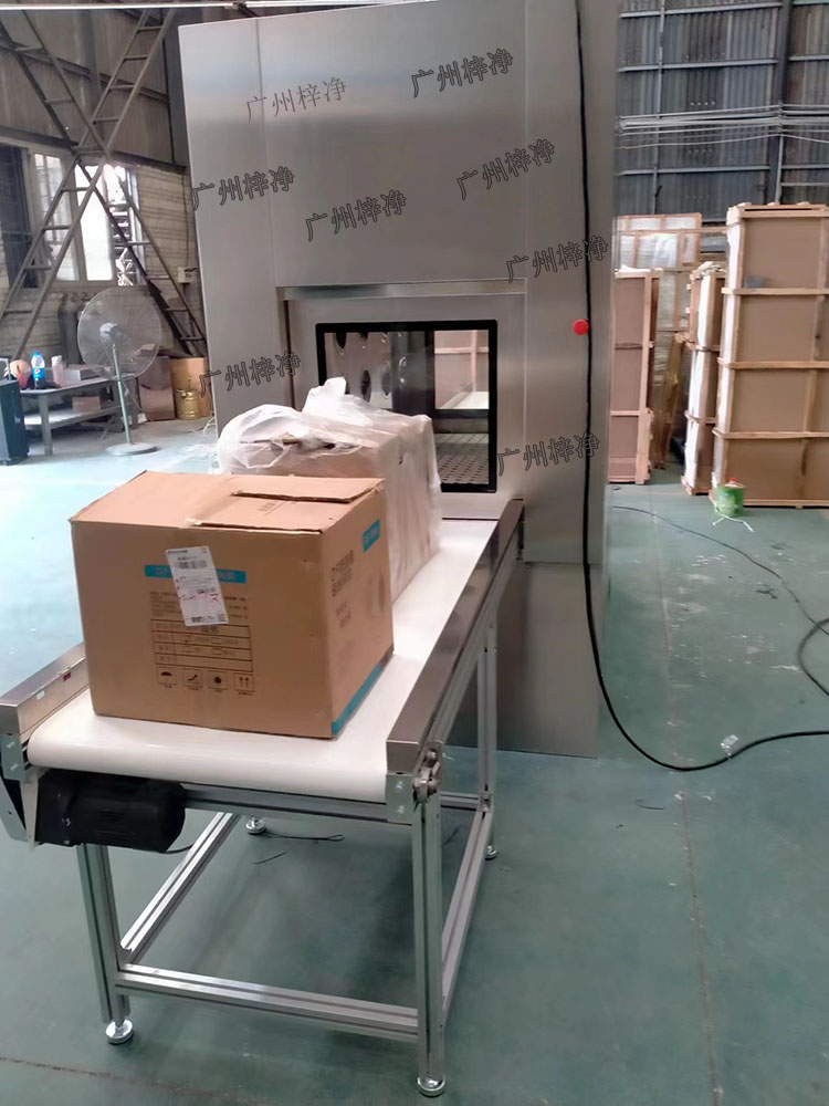 输送线风淋传递窗与输送线货淋室是洁净室中用于物品传递和空气净化的关键设备。 输送线风淋传递窗与输送线货淋室是洁净室中用于物品传递和空气净化的关键设备。