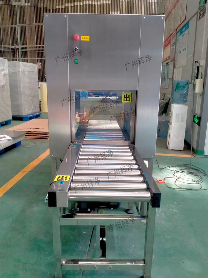 输送线风淋传递窗与输送线货淋室是洁净室中用于物品传递和空气净化的关键设备。 输送线风淋传递窗与输送线货淋室是洁净室中用于物品传递和空气净化的关键设备。