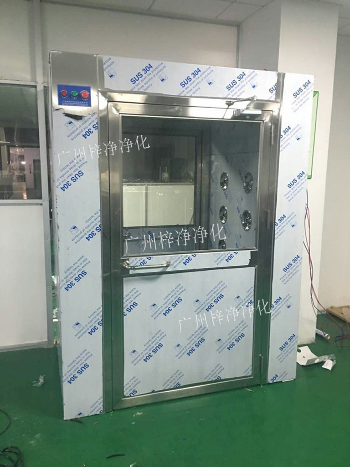 防爆风淋室是指风淋室的电机、指示灯、照明灯、接线管必须严格按照防爆标准 防爆风淋室是指风淋室的电机、指示灯、照明灯、接线管必须严格按照防爆标准