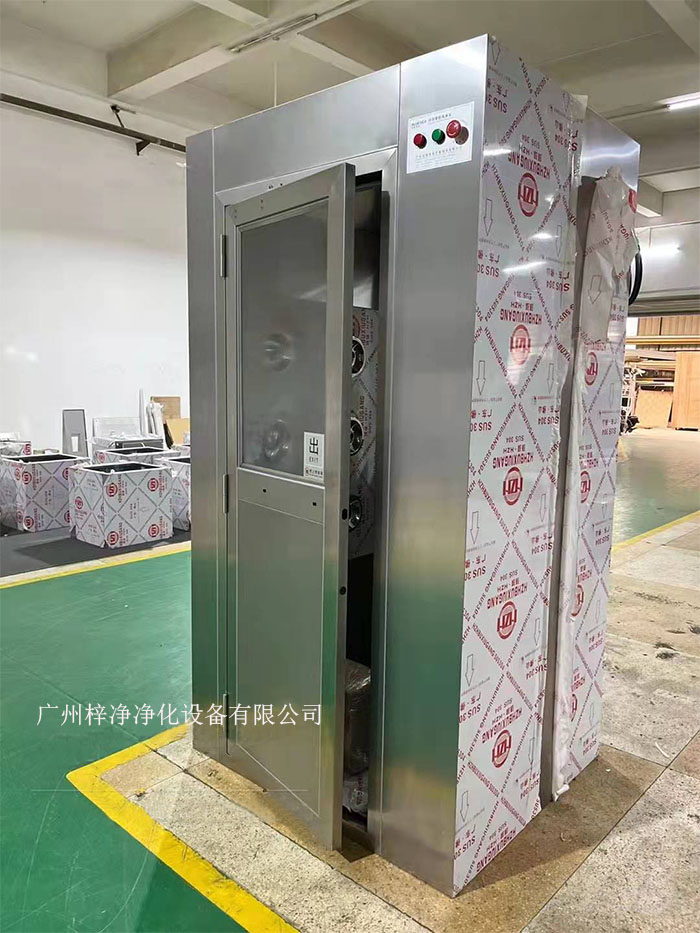 风淋室是洁净室中用于人员净化的重要装置。 风淋室是洁净室中用于人员净化的重要装置。