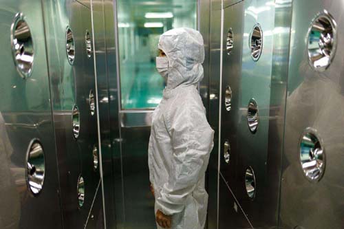 风淋室工作原理是通过高速气流的冲击,有效清除进入洁净室的人员、物料表面携带的尘埃和污染物。 风淋室工作原理是通过高速气流的冲击,有效清除进入洁净室的人员、物料表面携带的尘埃和污染物。