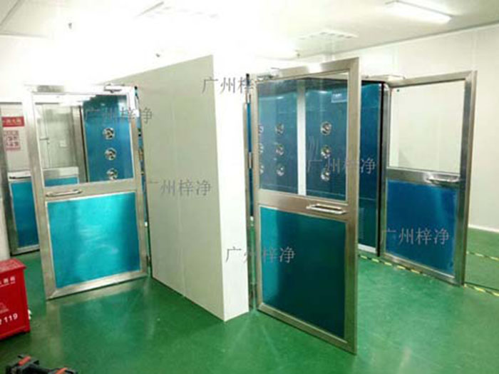 转角风淋室应安装在洁净车间内部人流物流频繁且洁净度要求较高的区域。通常位于转角或门口等关键位置。 转角风淋室应安装在洁净车间内部人流物流频繁且洁净度要求较高的区域。通常位于转角或门口等关键位置。
