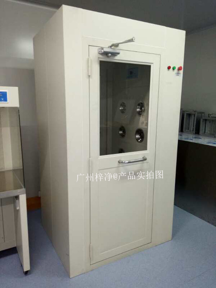 风淋室运行过程中产生的噪音可能会对操作人员造成不适,影响工作效率。 风淋室运行过程中产生的噪音可能会对操作人员造成不适,影响工作效率。