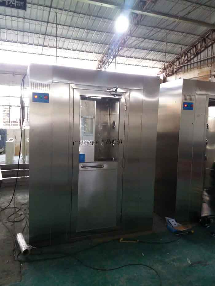 风淋室在洁净室半导体、药品生产、食品加工等行业中扮演着至关重要, 风淋室在洁净室半导体、药品生产、食品加工等行业中扮演着至关重要,