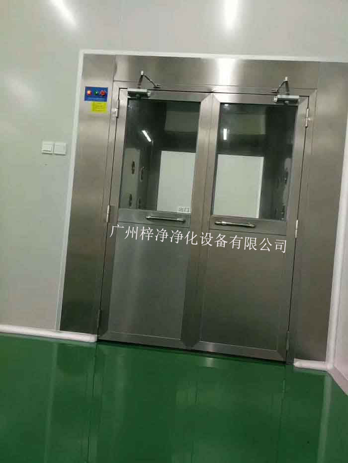 风淋室的主要功能是利用高速气流对人体或物品进行吹淋,迅速去除其表面的尘埃和微粒,从而达到洁净的目的。 风淋室的主要功能是利用高速气流对人体或物品进行吹淋,迅速去除其表面的尘埃和微粒,从而达到洁净的目的。