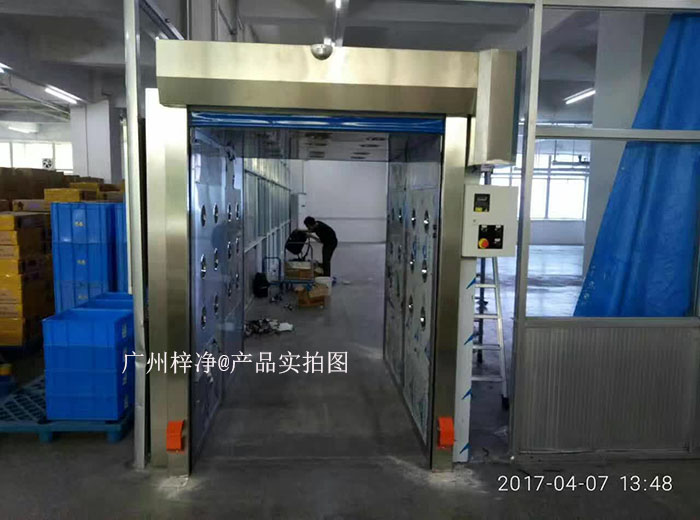 快速卷帘门风淋室和快速卷帘门货淋室的工作原理主要基于高效过滤器和快速气流交换。 快速卷帘门风淋室和快速卷帘门货淋室的工作原理主要基于高效过滤器和快速气流交换。