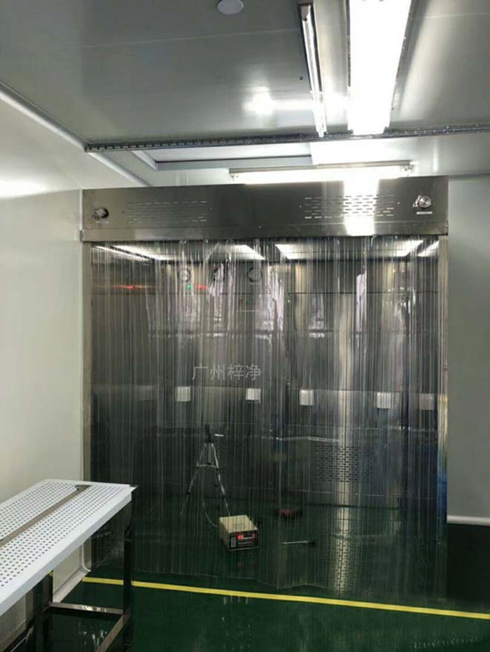 负压称量罩在制药行业中,对药品成分的精确称量至关重要。 负压称量罩在制药行业中,对药品成分的精确称量至关重要。