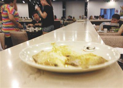 客人剩下的鱼，被摆在一旁的石台上，它们随后被送往后厨，绕一圈后再次出现在餐台。
