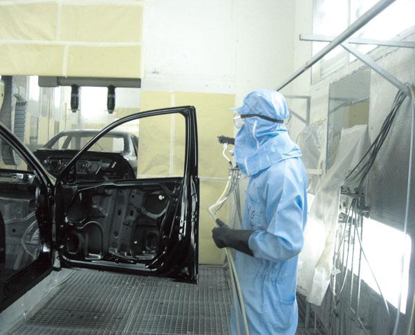 汽车涂装车间生产工人穿着防静电连体服正在工作
汽车涂装车间生产工人穿着防静电连体服正在工作