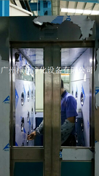 全不锈钢风淋室正在使用 全不锈钢风淋室正在使用